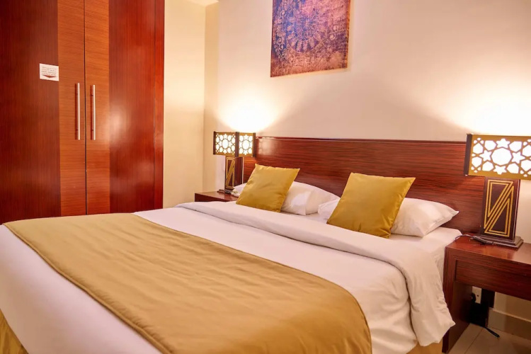 Click Square Hotel