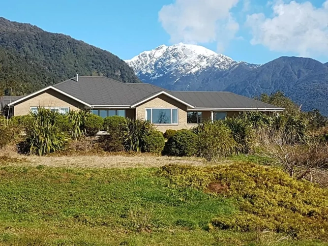4 Bedrooms Cottage