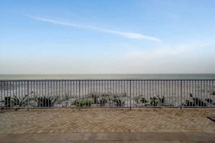 Stones Throw Beachfront Premier Suite 4 Views