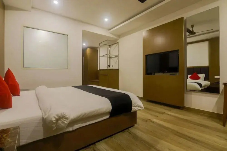 Club Nirvana by OYO Rooms