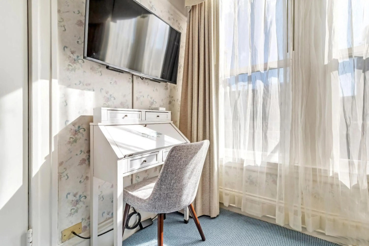Cornell Hotel de France