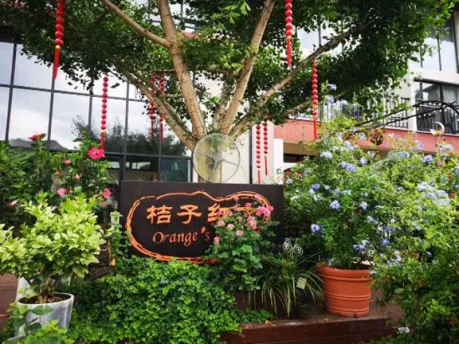 Orange's Red Hostel