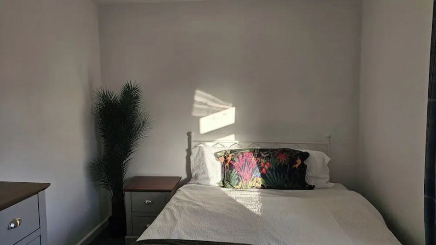 Pet Friendly - 3 Bedrooms - 6 Guests - Parking