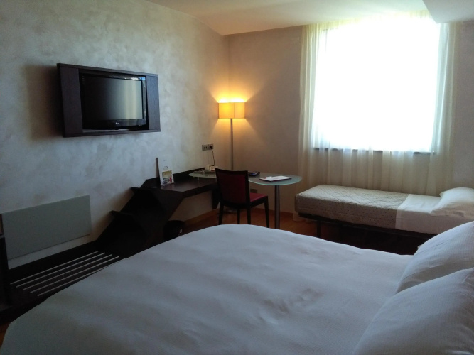 Breaking Business Hotel