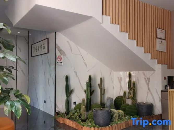 Weiweilai Light Luxury Hotel