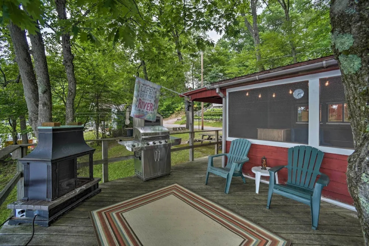 Riverfront Escape w/ Dock: 19 Mi to Saratoga!