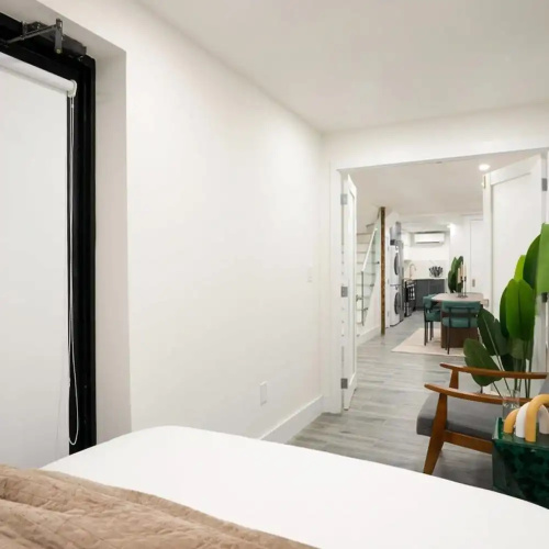 317-1d New 2BR Duplex W D Private Backyard