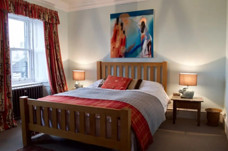 2 Bedroom West End Flat Sleeps 4