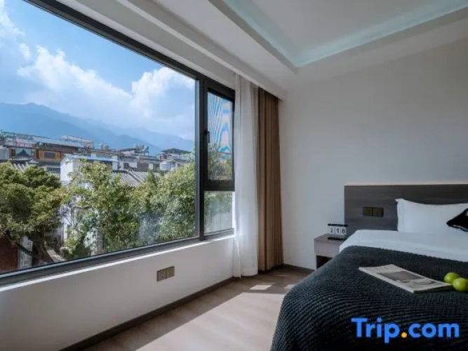 2 Bedrooms Suite with mountain view