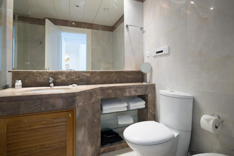 Nomad's Fine Arts in Chiado with Garage
