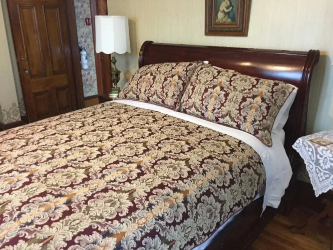 Bread & Roses Inn