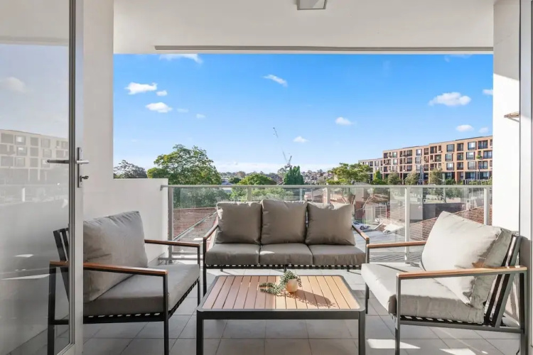 Bright 2-bed Apartment With Balcony & Garage