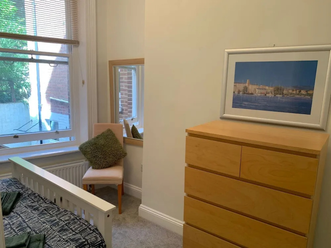 Beach Front 2-bed Apartment With Deck & BBQ