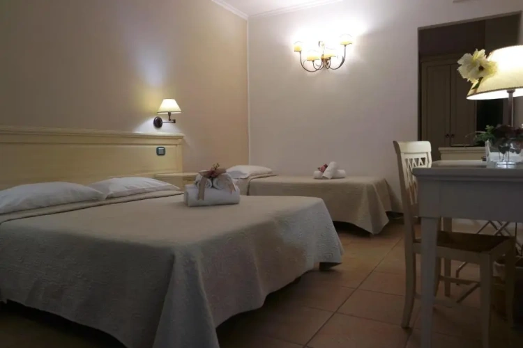 Standard Triple room