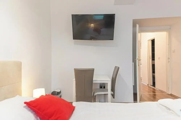 Bright 1BR Apt Perfect for Long Stays