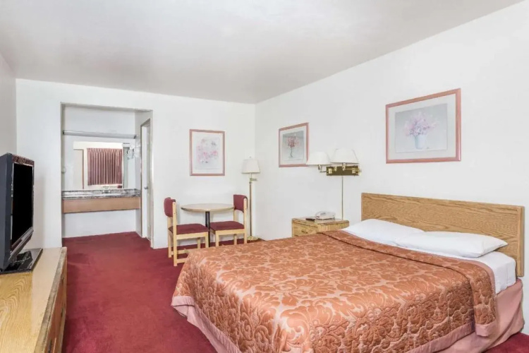 Super 8 By Wyndham Phoenix Metro North