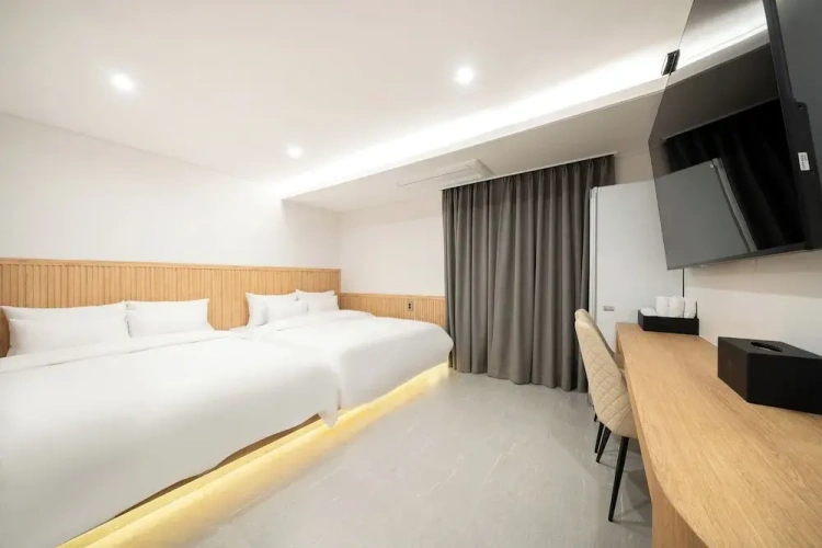 Premium Twin room with city view