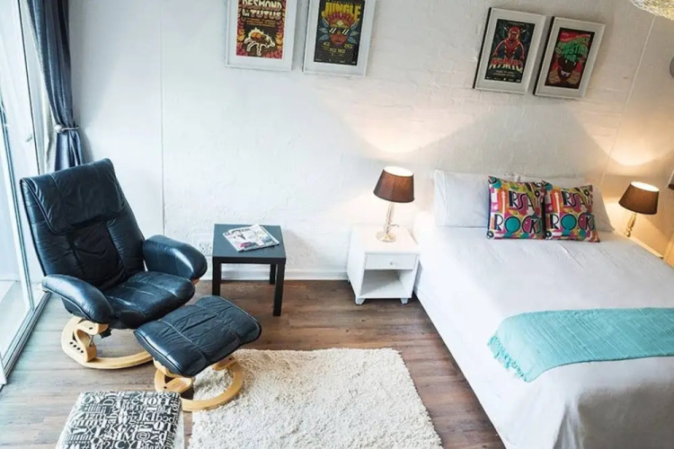 Minimalistic Green Point Studio Apartment
