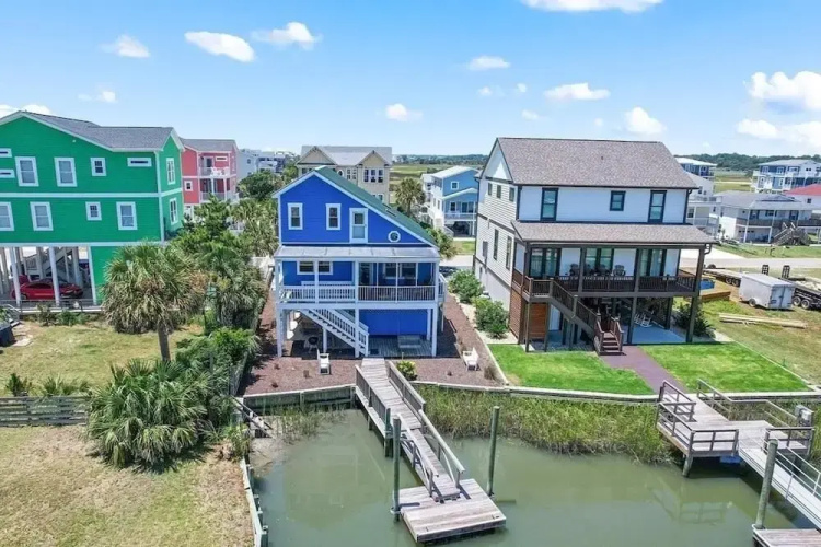 Heaven's Anchor 3 Bedroom Home by RedAwning
