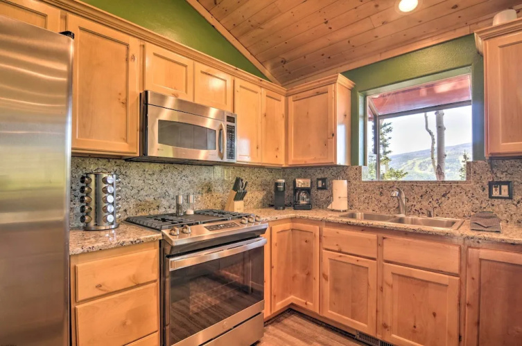 < 1 Mi to Brian Head Resort: Mtn-view Gem w/ Deck