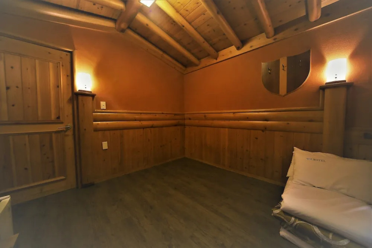 Pine Motel
