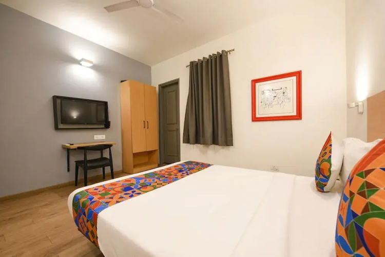 Fabhotel Crown Inn