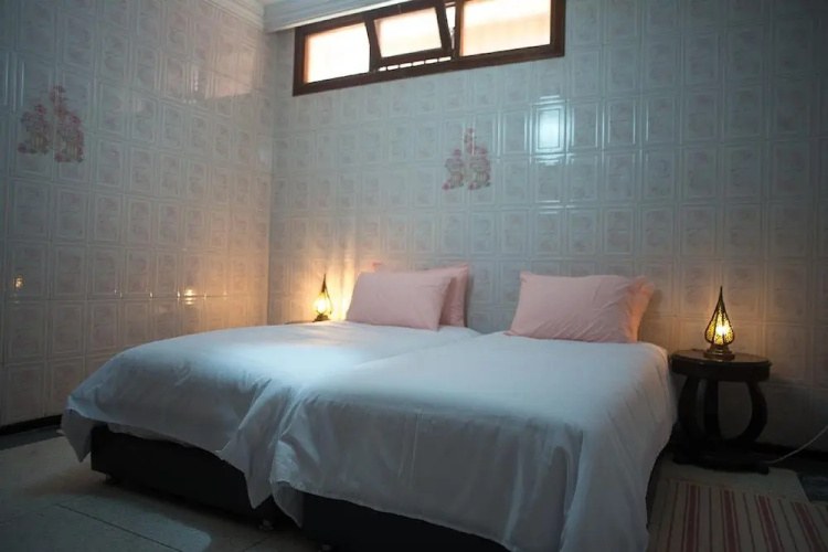 Lhostel