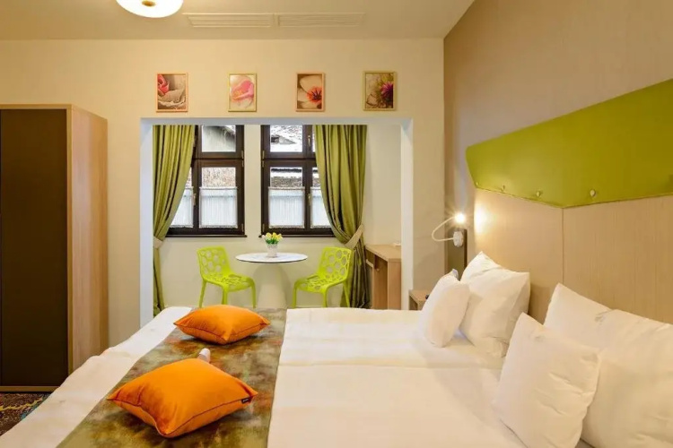 . Blumenhaus Apartments