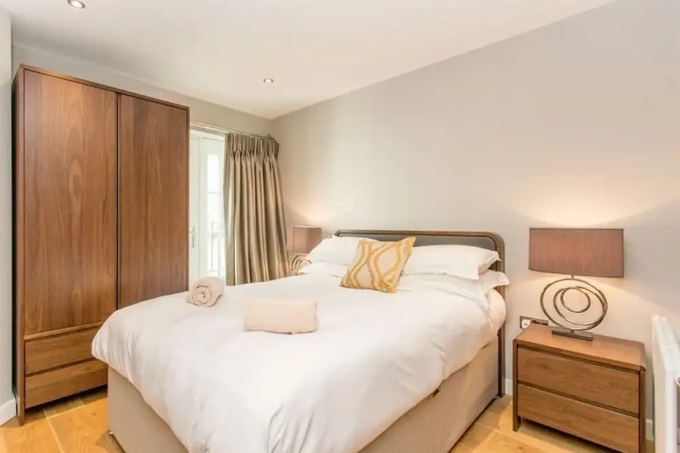 4 Bedrooms Cottage