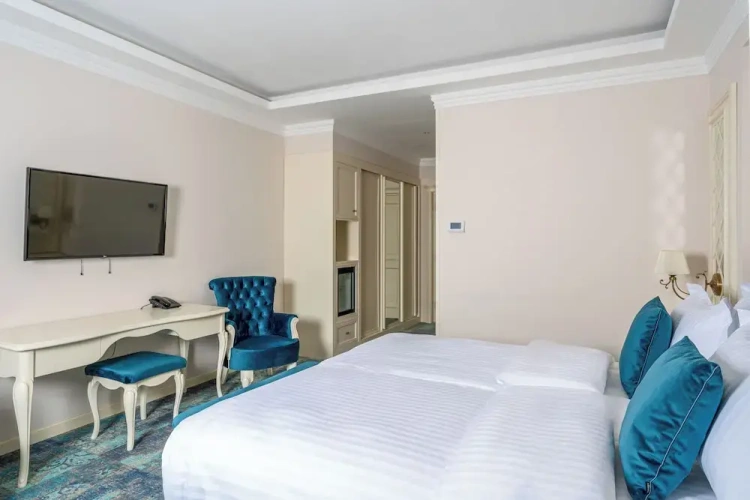 Deluxe Double room with city view