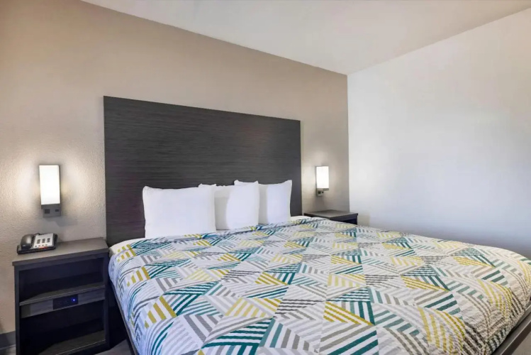 Econo Lodge Inn & Suites