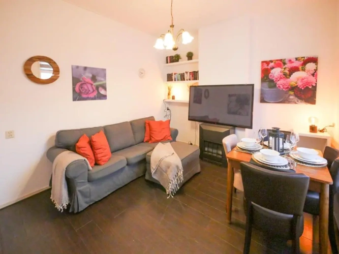 2 Bedrooms Cottage