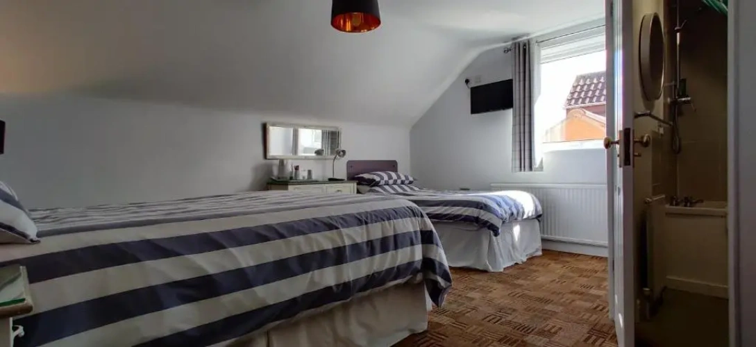 Standard Triple room