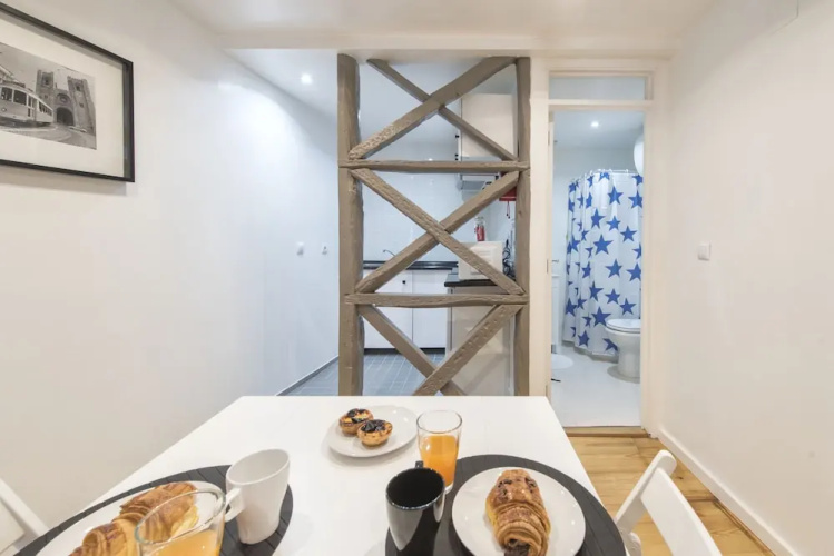 Lovely Flat Between Graça and Alfama by LCH