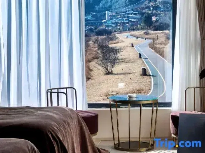 Standard Twin room with lake view