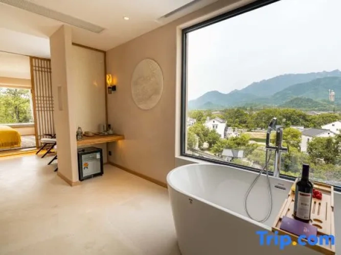 Deluxe Family Suite with courtyard view