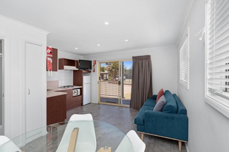2 Bedrooms Bungalow