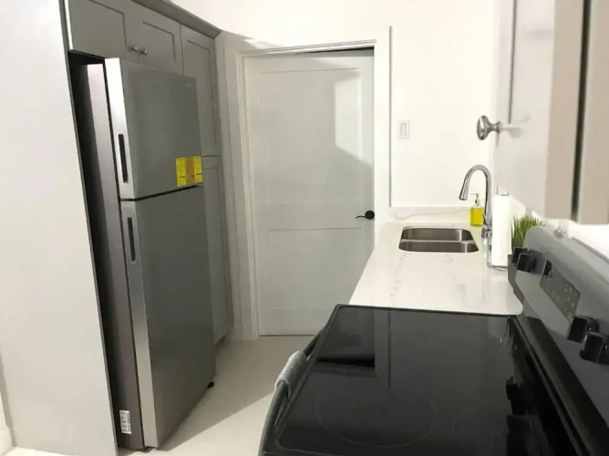 Modern Luxury 1BR Condo in Kingston
