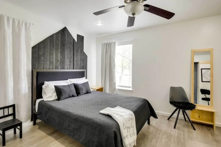 Serene Dallas Condo w/ Pool - Walkable Location!