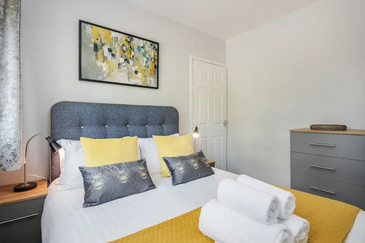 Ascot Pet Friendly 4 Bed House Parking