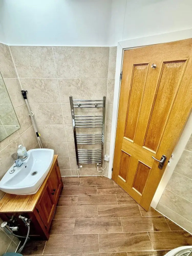 2 Bed House - Sleeps 4 - Parking - Wifi