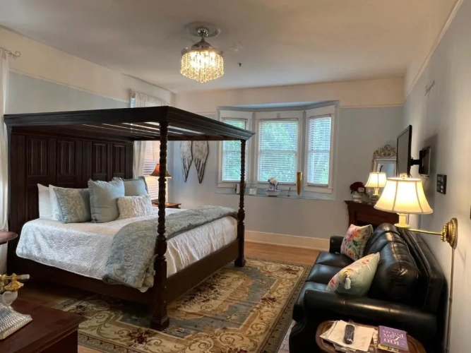 Suite with pool view