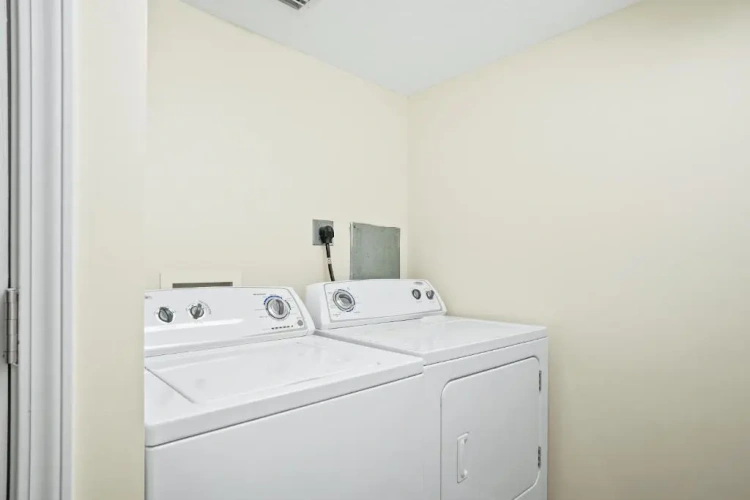 3 Bedrooms Apartment