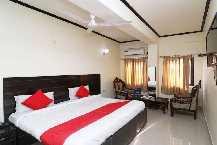 OYO 24951 Vaibhav Palace