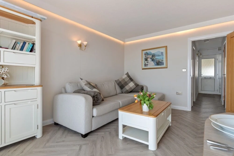 9 Strandways - Sea Views Parking Beach Access
