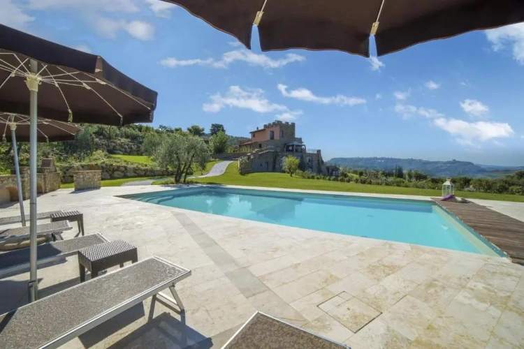 6 Bedrooms Villa