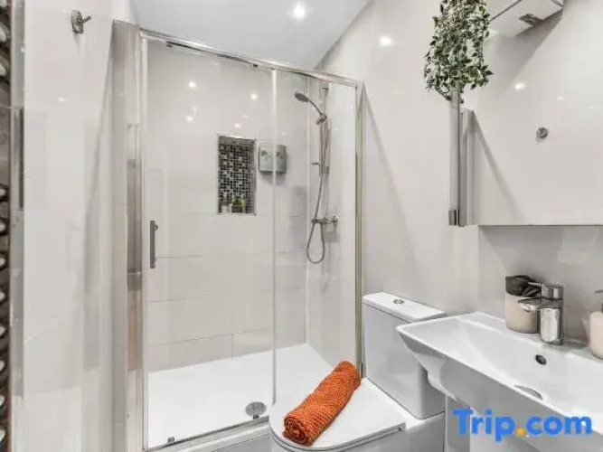 Spacious 2 Bedroom Riverside Home | Welsh Back