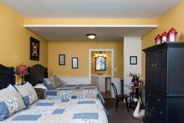 Colonial Inn
