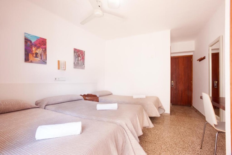 Standard Triple room