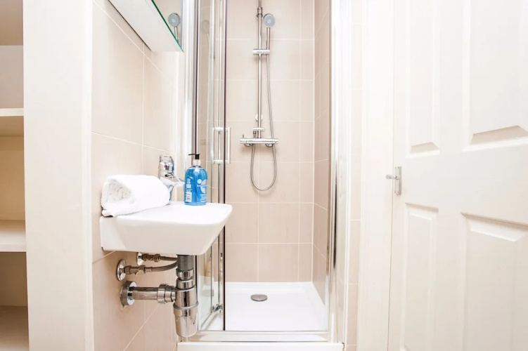 Bright &Spacious Central 1 Bed Basement Flat